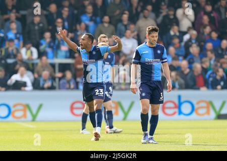 High Wycombe, Großbritannien. 23. April 2022. Jordan Obita #23 von Wycombe Wanderers zieht die Fans nach seinem Tor an. In High Wycombe, Großbritannien am 4/23/2022. (Foto von Carlton Myrie/News Images/Sipa USA) Quelle: SIPA USA/Alamy Live News Stockfoto