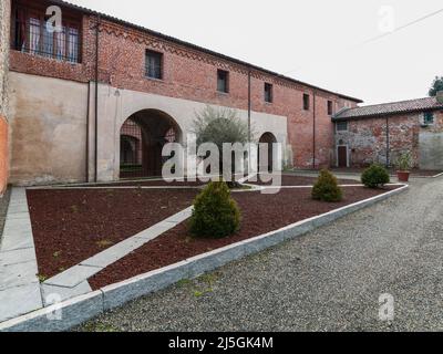 San Nazzaro Sesia, Italien - 20. Februar 2014: Abtei der Heiligen Nazarius und Celsus. Der Innenhof. Stockfoto