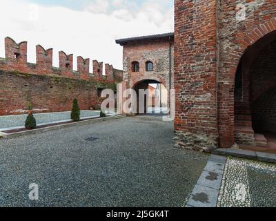 San Nazzaro Sesia, Italien - 20. Februar 2014: Abtei der Heiligen Nazarius und Celsus. Der Innenhof. Stockfoto