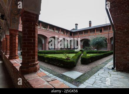 San Nazzaro Sesia, Italien - 20. Februar 2014: Abtei der Heiligen Nazarius und Celsus. Der Kreuzgang. Stockfoto