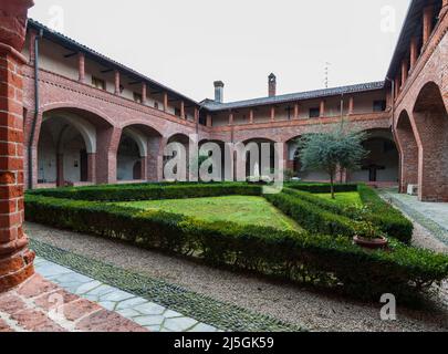 San Nazzaro Sesia, Italien - 20. Februar 2014: Abtei der Heiligen Nazarius und Celsus. Der Kreuzgang. Stockfoto