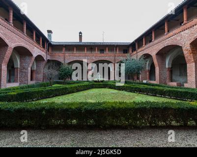 San Nazzaro Sesia, Italien - 20. Februar 2014: Abtei der Heiligen Nazarius und Celsus. Der Kreuzgang. Stockfoto