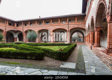 San Nazzaro Sesia, Italien - 20. Februar 2014: Abtei der Heiligen Nazarius und Celsus. Der Kreuzgang. Stockfoto