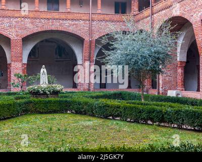 San Nazzaro Sesia, Italien - 20. Februar 2014: Abtei der Heiligen Nazarius und Celsus. Der Kreuzgang. Stockfoto