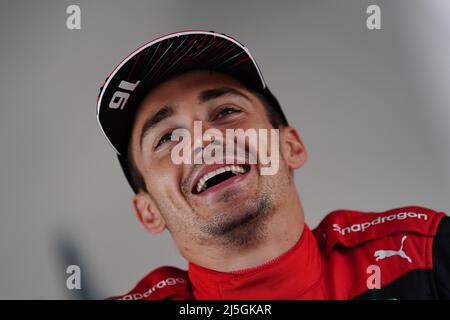 Ferrari's Charles Leclerc nach dem Sprint-Rennen des Grand Prix der Emilia Romagna auf der Rennstrecke Autodromo Internazionale Enzo e Dino Ferrari in Italien, besser bekannt als Imola. Bilddatum: Samstag, 23. April 2022. Stockfoto