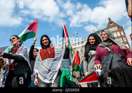 Eine Gruppe palästinensischer Frauen in traditioneller palästinensischer Kleidung nimmt an der Demonstration Teil. Hunderte von Menschen versammelten sich auf dem Dam-Platz in Amsterdam, um ihre Unterstützung für Palästina zu zeigen und die jüngste Gewalt der israelischen Regierung gegen Palästinenser anzuprangern. Der „Notfallprotest“ wurde als Reaktion auf die jüngste Aggression Israels gegen Palästinenser am 15. April in der Al-Aqsa Moschee in Jerusalem organisiert. Mehr als 150 Palästinenser wurden verletzt, als sie Steine und Feuerwerke warfen und israelische Streitkräfte Elektroschockgranaten und Tränengas abfeuerten. Stockfoto