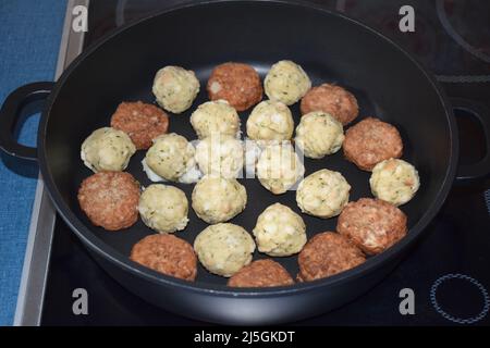 Fleischbällchen mit Semmelknödel in einer Pfanne Stockfoto