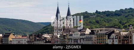 BOPPARD, DEUTSCHLAND - 06. JULI 2019: Panoramablick auf die Stadt Boppard und die Türme der Basilikumkirche St. Severus am Rhein Stockfoto