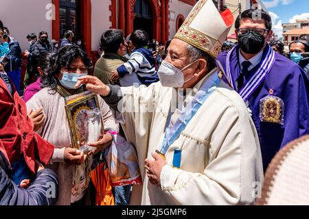 Katholische Priester Segnen Die Menschen In Der Menge Nach Einer Messe Im Freien Auf Der Plaza De Armas, Puno, Provinz Puno, Peru. Stockfoto