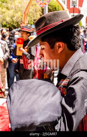 Musiker marschieren durch die Straßen und spielen Pan Pipes während Eines religiösen Festivals, Plaza De Armas, Puno, Provinz Puno, Peru Stockfoto