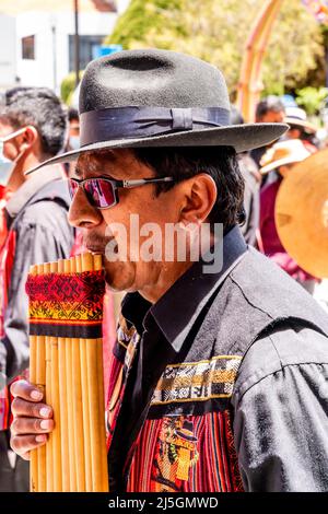 Musiker marschieren durch die Straßen und spielen Pan Pipes während Eines religiösen Festivals, Plaza De Armas, Puno, Provinz Puno, Peru Stockfoto