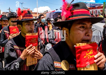 Musiker marschieren durch die Straßen und spielen Pan Pipes während Eines religiösen Festivals, Plaza De Armas, Puno, Provinz Puno, Peru Stockfoto