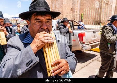 Musiker marschieren durch die Straßen und spielen Pan Pipes während Eines religiösen Festivals, Plaza De Armas, Puno, Provinz Puno, Peru Stockfoto