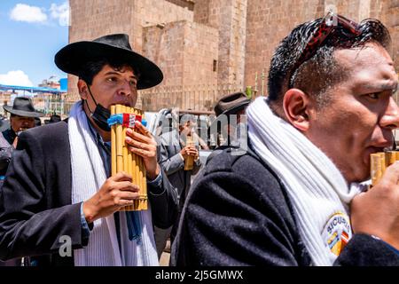 Musiker marschieren durch die Straßen und spielen Pan Pipes während Eines religiösen Festivals, Plaza De Armas, Puno, Provinz Puno, Peru Stockfoto