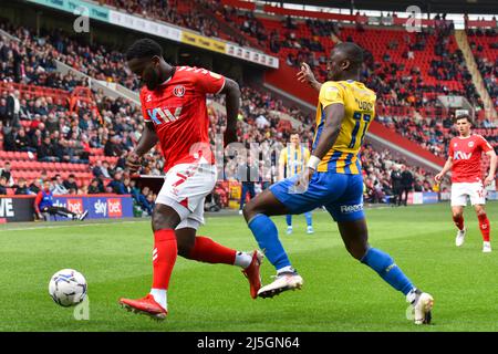 LONDON, GROSSBRITANNIEN. APR 23. Diallang Jaiyesimi von Charlton im Einsatz mit Daniel Udoh von Shrewsbury Town während des Sky Bet League 1-Spiels zwischen Charlton Athletic und Shrewsbury Town am Samstag, dem 23.. April 2022, im The Valley, London. (Kredit: Ivan Yordanov | MI Nachrichten) Kredit: MI Nachrichten & Sport /Alamy Live Nachrichten Stockfoto