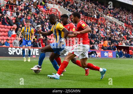 LONDON, GROSSBRITANNIEN. APR 23. Daniel Udoh aus Shrewsbury Town kämpft am Samstag, den 23.. April 2022 im Sky Bet League 1-Spiel zwischen Charlton Athletic und Shrewsbury Town im Londoner Valley um den Besitz mit Diallang Jaiyesimi aus Charlton und Akin Famewo aus Charlton. (Kredit: Ivan Yordanov | MI Nachrichten) Kredit: MI Nachrichten & Sport /Alamy Live Nachrichten Stockfoto