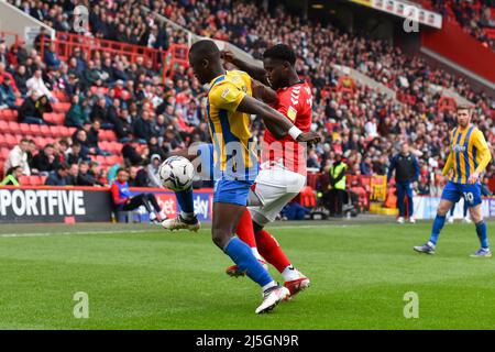 LONDON, GROSSBRITANNIEN. APR 23. Daniel Udoh von Shrewsbury Town kämpft am Samstag, dem 23.. April 2022, im Sky Bet League 1-Spiel zwischen Charlton Athletic und Shrewsbury Town im Londoner Valley um den Besitz mit Diallang Jaiyesimi von Charlton. (Kredit: Ivan Yordanov | MI Nachrichten) Kredit: MI Nachrichten & Sport /Alamy Live Nachrichten Stockfoto