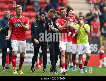 Charlton Athletic's Alex Gilbey (rechts) und Jayden Stockley (links) nach dem letzten Pfiff der Sky Bet League One im Valley, London. Bilddatum: Samstag, 23. April 2022. Stockfoto