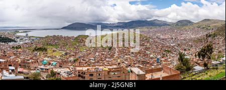 Panoramablick auf die Stadt Puno, Provinz Puno, Peru. Stockfoto