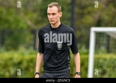 Swansea, Wales. 23. April 2022. Stellvertretender Schiedsrichter Joseph Kidd während des Spiels der Professional Development League zwischen Swansea City unter 18 und Hull City unter 18 Jahren an der Swansea City Academy in Swansea, Wales, Großbritannien, am 23. April 2022. Quelle: Duncan Thomas/Majestic Media/Alamy Live News. Stockfoto