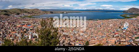 Panoramablick auf die Stadt Puno, Provinz Puno, Peru. Stockfoto