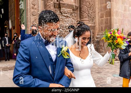 Ein junges peruanisches Paar verlasst die Kathedrale, nachdem sie geheiratet hat, die Plaza de Armas, Puno, Peru. Stockfoto