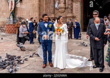 Ein junges peruanisches Paar verlasst die Kathedrale, nachdem sie geheiratet hat, die Plaza de Armas, Puno, Peru. Stockfoto