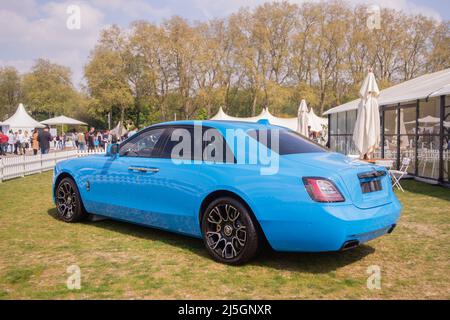 London, Großbritannien. 23. April 2022. Salon Prive zeigt High-End-Autos im Royal Hospital, Chelsea. Blaue schwarze Platte Rolls Royce. Auf den Rasenflächen des historischen Royal Hospital Chelsea Reihen sich die größten Supersportwagen, Sportwagen und Luxusautos der weltweit führenden Hersteller zusammen. Auf der Messe sind die neuesten Modelle von Aston Martin, Bgatti, Lamborghini, Maserati, Porsche und Rolls-Royce zu sehen - viele Models geben ihr Debüt in Großbritannien, live auf der Veranstaltung. Chelsea Rentner mischten sich mit der Öffentlichkeit, die aus Ghana, Thailand und darüber hinaus kam. Kredit: Peter Hogan/Alamy Live Nachrichten Stockfoto