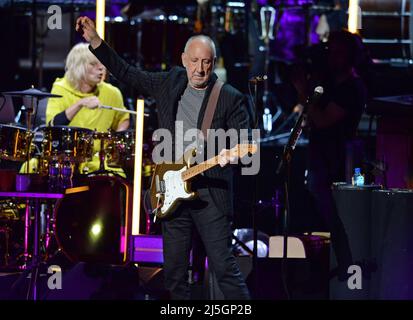 Hollywood, Florida, USA. 22. April 2022. ZAK Starkey und Pete Townshend von The Who treten während der Eröffnungsnacht von The Who Hits Back auf! North American Tour bei Hard Rock Live am 22. April 2022 im Seminole Hard Rock Hotel & Casino in Hollywood, Florida. Kredit: Mpi04/Media Punch/Alamy Live Nachrichten Stockfoto