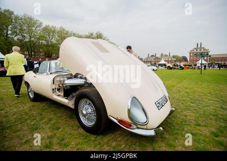 London, Großbritannien. 23. April 2022. Salon Prive zeigt High-End-Autos im Royal Hospital, Chelsea. E-TYPE Jaguar. Auf den Rasenflächen des historischen Royal Hospital Chelsea Reihen sich die größten Supersportwagen, Sportwagen und Luxusautos der weltweit führenden Hersteller zusammen. Auf der Messe sind die neuesten Modelle von Aston Martin, Bgatti, Lamborghini, Maserati, Porsche und Rolls-Royce zu sehen - viele Models geben ihr Debüt in Großbritannien, live auf der Veranstaltung. Chelsea Rentner mischten sich mit der Öffentlichkeit, die aus Ghana, Thailand und darüber hinaus kam. Kredit: Peter Hogan/Alamy Live Nachrichten Stockfoto