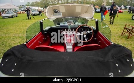 London, Großbritannien. 23. April 2022. Salon Prive zeigt High-End-Autos im Royal Hospital, Chelsea. E-TYPE Jaguar. Auf den Rasenflächen des historischen Royal Hospital Chelsea Reihen sich die größten Supersportwagen, Sportwagen und Luxusautos der weltweit führenden Hersteller zusammen. Auf der Messe sind die neuesten Modelle von Aston Martin, Bgatti, Lamborghini, Maserati, Porsche und Rolls-Royce zu sehen - viele Models geben ihr Debüt in Großbritannien, live auf der Veranstaltung. Chelsea Rentner mischten sich mit der Öffentlichkeit, die aus Ghana, Thailand und darüber hinaus kam. Kredit: Peter Hogan/Alamy Live Nachrichten Stockfoto