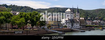 BOPPARD, DEUTSCHLAND - 06. JULI 2019: Panoramablick auf die Stadt Boppard am Rhein mit Schild Stockfoto