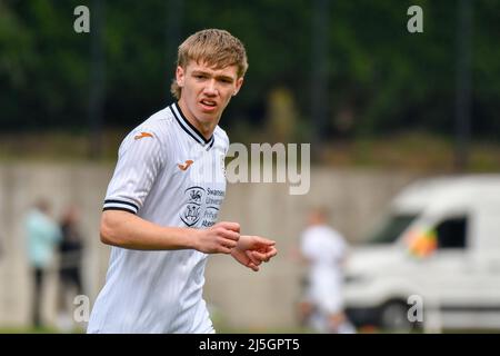 Swansea, Wales. 23. April 2022. Jack Cooper aus Swansea City unter 18s Jahren während des Spiels der Professional Development League zwischen Swansea City unter 18 und Hull City unter 18 Jahren an der Swansea City Academy in Swansea, Wales, Großbritannien am 23. April 2022. Quelle: Duncan Thomas/Majestic Media/Alamy Live News. Stockfoto