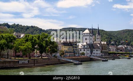 BOPPARD, DEUTSCHLAND - 06. JULI 2019: Panoramablick auf die Stadt Boppard am Rhein mit Schild Stockfoto