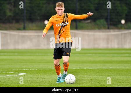 Swansea, Wales. 23. April 2022. Harry Wallis von Hull City unter 18s Jahren während des Spiels der Professional Development League zwischen Swansea City unter 18 und Hull City unter 18 Jahren an der Swansea City Academy in Swansea, Wales, Großbritannien am 23. April 2022. Quelle: Duncan Thomas/Majestic Media/Alamy Live News. Stockfoto