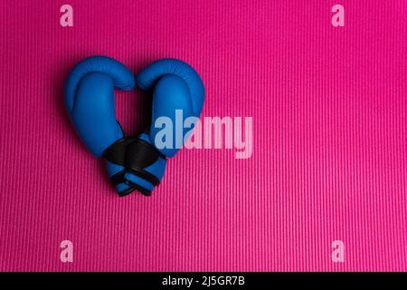 Handschuh Matte Leder blau Herz Handschuhe isoliert weiß Training Punch, für Ausrüstung Ausschnitt aus Stoff aus Gewinnerschuss, niemand sportlich. Stockfoto