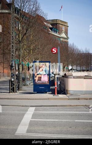 Chanel Straßenschild und S-Bahn-Schild (S-tog); Vesterport, Kopenhagen, Dänemark Stockfoto