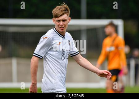 Swansea, Wales. 23. April 2022. Josh Carey von Swansea City unter 18s Jahren während des Spiels der Professional Development League zwischen Swansea City unter 18 und Hull City unter 18 Jahren an der Swansea City Academy in Swansea, Wales, Großbritannien am 23. April 2022. Quelle: Duncan Thomas/Majestic Media/Alamy Live News. Stockfoto