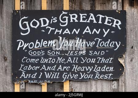 Handgemaltes Zaunschild in Lancaster County, Pennsylvania, mit der Botschaft, dass „Gott größer ist als jedes Problem, das Sie heute haben“. (USA) Stockfoto