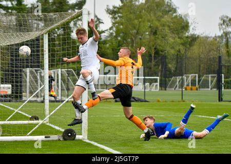 Swansea, Wales. 23. April 2022. Action während des Spiels der Professional Development League zwischen Swansea City unter 18 und Hull City unter 18 Jahren an der Swansea City Academy in Swansea, Wales, Großbritannien am 23. April 2022. Quelle: Duncan Thomas/Majestic Media/Alamy Live News. Stockfoto