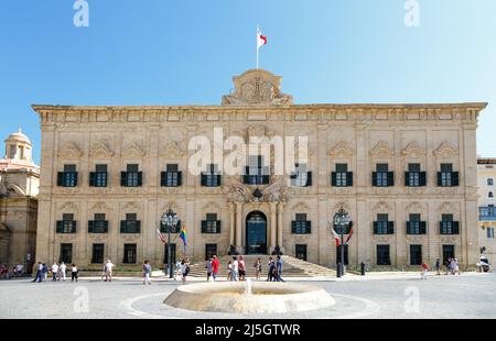 Direkt auf der Aufnahme der Auberge de Castille auf dem Hauptplatz von Valletta, Malta Stockfoto