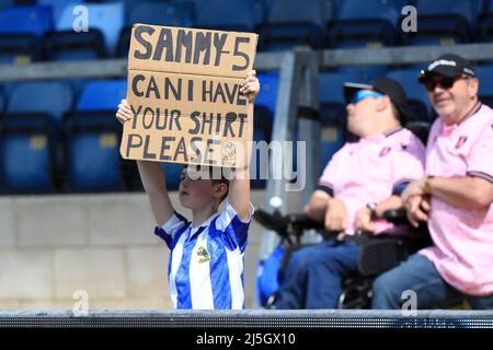 High Wycombe, Großbritannien. 23. April 2022. Ein junger Sheffield Wednesday Fan sucht nach dem Hemd von Sam Hutchinson #5 von Sheffield Wednesday. In High Wycombe, Großbritannien am 4/23/2022. (Foto von Carlton Myrie/News Images/Sipa USA) Quelle: SIPA USA/Alamy Live News Stockfoto