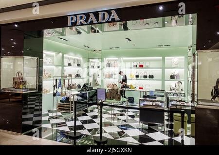 Miami Florida Coral Gables Shops im Merrick Park gehobenes Outdoor-Einkaufszentrum im Inneren Neiman Marcus Kaufhaus zeigen Verkauf Handtaschen BA Stockfoto