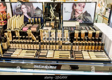 Miami Florida Coral Gables Shops im Merrick Park gehobene Outdoor-Shopping-Mall im Inneren Neiman Marcus Kaufhaus Display Verkauf Make-up cos Stockfoto