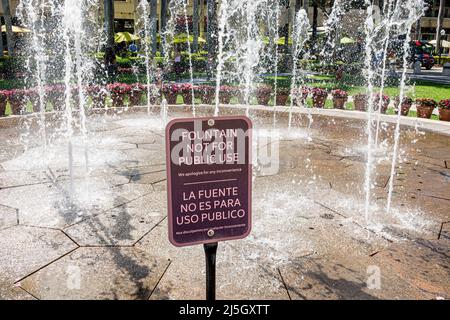 Miami Florida Coral Gables Shops im Merrick Park gehobenes Outdoor-Einkaufszentrum Springbrunnen Schild Englisch Spanisch zweisprachige Sprachen nicht für publ Stockfoto