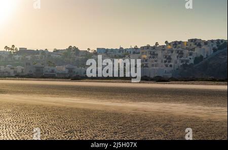 Blick auf den Strand und private Villen im arabischen Stil Stockfoto