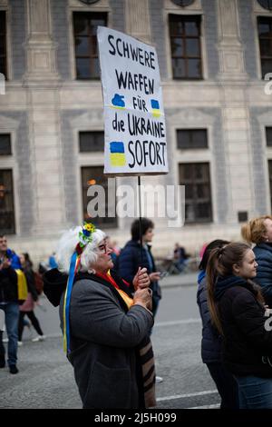 München, Deutschland. 23. April 2022. Am 23. April 2022 versammelten sich einige Hundert in München, Deutschland, um gegen die Lieferung schwerer Waffen an die Ukraine zu protestieren. (Foto: Alexander Pohl/Sipa USA) Quelle: SIPA USA/Alamy Live News Stockfoto