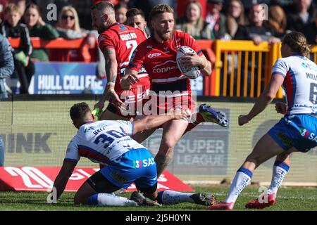 Ethan Ryan #23 von Hull KR blickt am 4/23/2022 an Corey Hall #30 von Wakefield in vorbei. (Foto von David Greaves Fotos/ Via/News Images/Sipa USA) Quelle: SIPA USA/Alamy Live News Stockfoto