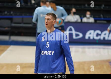 Sankt Petersburg, Russland. 23. April 2022. Vladislav Trushkin (Nr. 5) aus Enisey, der im Finale des Basketballspiels der VTB United League zwischen Zenit und Enisey in der Sibur Arena 1/4 gesehen wurde. Endstand; Zenit Saint Petersburg 104:55 Enisey Krasnoyarsk. Kredit: SOPA Images Limited/Alamy Live Nachrichten Stockfoto