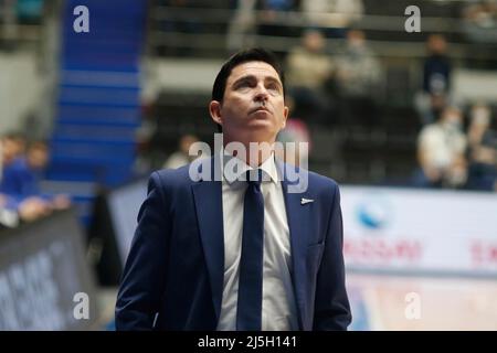 Sankt Petersburg, Russland. 23. April 2022. Xavi Pascual, Cheftrainer von Zenit, wurde während des Finals 1/4 des VTB United League Basketballspiels zwischen Zenit und Enisey in der Sibur Arena gesehen. Endstand; Zenit Saint Petersburg 104:55 Enisey Krasnoyarsk. Kredit: SOPA Images Limited/Alamy Live Nachrichten Stockfoto